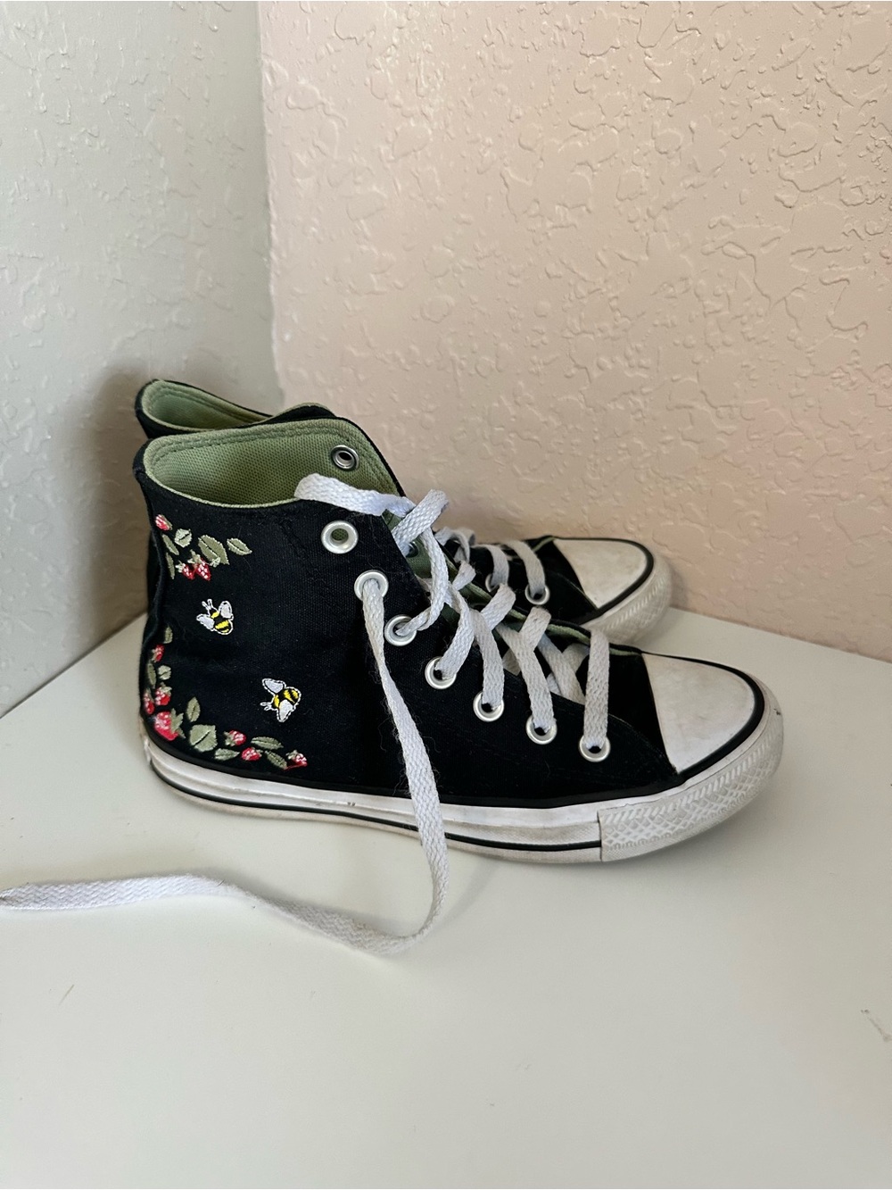 Kids High-Top Canvas Sneakers with Floral & Bee Embroidery - Black kids 3.5